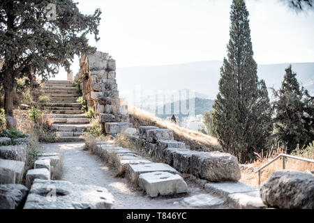 ATHEN, Griechenland – die antike Akropolis erhebt sich auf ihrem felsigen Hügel und dominiert die Skyline von Athen, Griechenland. Das Parthenon mit seinen berühmten Säulen und Giebel ist das Herzstück dieses UNESCO-Weltkulturerbes. Umgeben von anderen klassischen Bauten, darunter dem Erechtheion und dem Tempel der Athena Nike, verkörpert diese Zitadelle aus dem 5. Jahrhundert v. Chr. den Ruhm der antiken griechischen Zivilisation und Architektur. Stockfoto