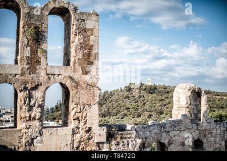 ATHEN, Griechenland – die antike Akropolis erhebt sich auf ihrem felsigen Hügel und dominiert die Skyline von Athen, Griechenland. Das Parthenon mit seinen berühmten Säulen und Giebel ist das Herzstück dieses UNESCO-Weltkulturerbes. Umgeben von anderen klassischen Bauten, darunter dem Erechtheion und dem Tempel der Athena Nike, verkörpert diese Zitadelle aus dem 5. Jahrhundert v. Chr. den Ruhm der antiken griechischen Zivilisation und Architektur. Stockfoto