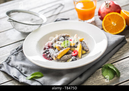 Kartoffelklöße sulance Gnocci mit gefrästen Mohn Pulver und Marmelade Zucker. Traditionelle slowakische tschechische und österreichische süße Speisen Stockfoto