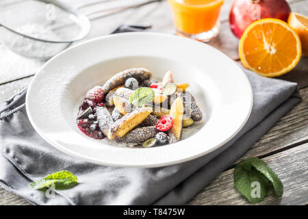 Kartoffelklöße sulance Gnocci mit gefrästen Mohn Pulver und Marmelade Zucker. Traditionelle slowakische tschechische und österreichische süße Speisen Stockfoto