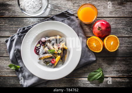 Kartoffelklöße sulance Gnocci mit gefrästen Mohn Pulver und Marmelade Zucker. Traditionelle slowakische tschechische und österreichische süße Speisen Stockfoto