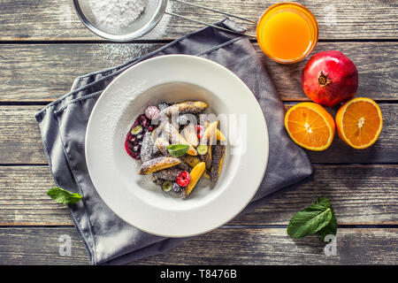 Kartoffelklöße sulance Gnocci mit gefrästen Mohn Pulver und Marmelade Zucker. Traditionelle slowakische tschechische und österreichische süße Speisen Stockfoto