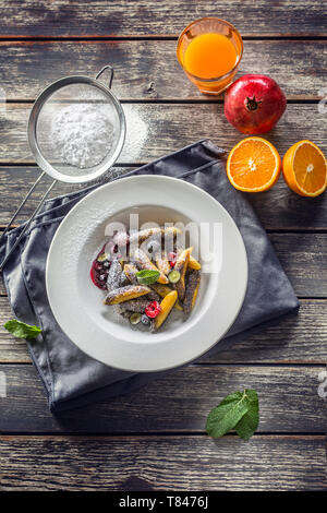 Kartoffelklöße sulance Gnocci mit gefrästen Mohn Pulver und Marmelade Zucker. Traditionelle slowakische tschechische und österreichische süße Speisen Stockfoto