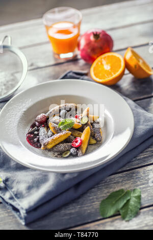 Kartoffelklöße sulance Gnocci mit gefrästen Mohn Pulver und Marmelade Zucker. Traditionelle slowakische tschechische und österreichische süße Speisen Stockfoto