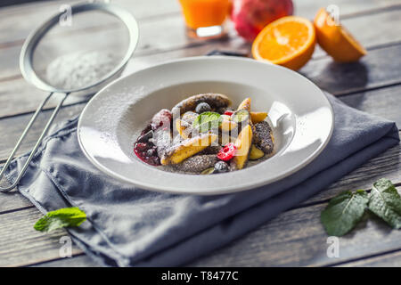 Kartoffelklöße sulance Gnocci mit gefrästen Mohn Pulver und Marmelade Zucker. Traditionelle slowakische tschechische und österreichische süße Speisen Stockfoto