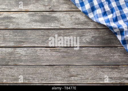Blau Weiß checketed Tischdecke auf Küche aus Holz Tisch- Sicht Stockfoto
