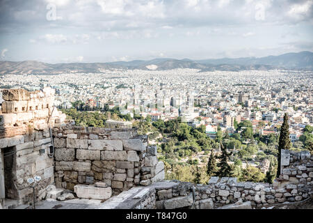 ATHEN, Griechenland – die antike Akropolis erhebt sich auf ihrem felsigen Hügel und dominiert die Skyline von Athen, Griechenland. Das Parthenon mit seinen berühmten Säulen und Giebel ist das Herzstück dieses UNESCO-Weltkulturerbes. Umgeben von anderen klassischen Bauten, darunter dem Erechtheion und dem Tempel der Athena Nike, verkörpert diese Zitadelle aus dem 5. Jahrhundert v. Chr. den Ruhm der antiken griechischen Zivilisation und Architektur. Stockfoto