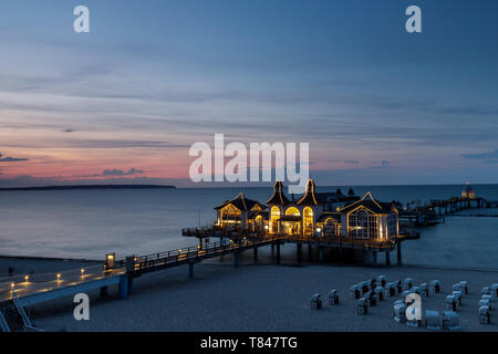Traditionelle Pier bei Sonnenuntergang beleuchtet, Erhöhte Ansicht, Sellin, Rügen, Mecklenburg-Vorpommern, Deutschland Stockfoto
