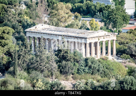 ATHEN, Griechenland – die antike Akropolis erhebt sich auf ihrem felsigen Hügel und dominiert die Skyline von Athen, Griechenland. Das Parthenon mit seinen berühmten Säulen und Giebel ist das Herzstück dieses UNESCO-Weltkulturerbes. Umgeben von anderen klassischen Bauten, darunter dem Erechtheion und dem Tempel der Athena Nike, verkörpert diese Zitadelle aus dem 5. Jahrhundert v. Chr. den Ruhm der antiken griechischen Zivilisation und Architektur. Stockfoto