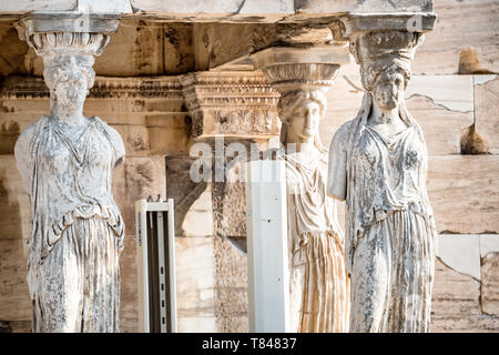 ATHEN, Griechenland – die antike Akropolis erhebt sich auf ihrem felsigen Hügel und dominiert die Skyline von Athen, Griechenland. Das Parthenon mit seinen berühmten Säulen und Giebel ist das Herzstück dieses UNESCO-Weltkulturerbes. Umgeben von anderen klassischen Bauten, darunter dem Erechtheion und dem Tempel der Athena Nike, verkörpert diese Zitadelle aus dem 5. Jahrhundert v. Chr. den Ruhm der antiken griechischen Zivilisation und Architektur. Stockfoto