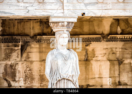 ATHEN, Griechenland - die Akropolis von Athen ist eine antike Zitadelle, die auf einem Felsvorsprung über Athen, Griechenland, steht. Es ist eine der berühmtesten archäologischen Stätten der Welt und gehört zum UNESCO-Weltkulturerbe. Es besteht aus einer Reihe von Bauwerken auf der Spitze des Hügels, zusammen mit anderen Standorten auf dem umliegenden Hügel. Das berühmteste Bauwerk, wenn der Parthenon, ein großer Tempel aus dem 5. Jahrhundert v. Chr. mit einer markanten Außenschicht aus großen Säulen. Stockfoto