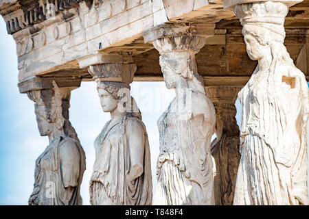 ATHEN, Griechenland - die Akropolis von Athen ist eine antike Zitadelle, die auf einem Felsvorsprung über Athen, Griechenland, steht. Es ist eine der berühmtesten archäologischen Stätten der Welt und gehört zum UNESCO-Weltkulturerbe. Es besteht aus einer Reihe von Bauwerken auf der Spitze des Hügels, zusammen mit anderen Standorten auf dem umliegenden Hügel. Das berühmteste Bauwerk, wenn der Parthenon, ein großer Tempel aus dem 5. Jahrhundert v. Chr. mit einer markanten Außenschicht aus großen Säulen. Stockfoto