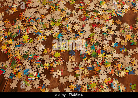 Puzzle Stücke auf Holzboden Stockfoto
