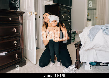 Mädchen und Mutter fertig, im Schlafzimmer, Porträt Stockfoto
