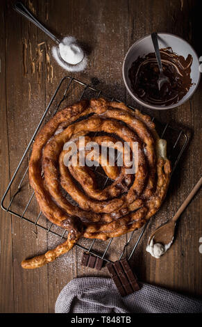 Spirale churro mit Schokolade dip Stockfoto