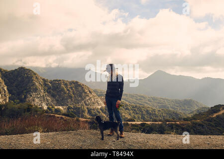 Frau wandern Hund auf Hügel, Big Bear Lake, California, United States Stockfoto