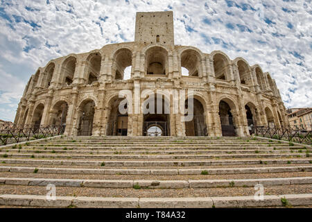 Antike römische Arena in Arles-Arenes d'Arles. Ein Blick auf das römische Amphitheater von Arles, Provence, Bouches-du-Rhône, Frankreich Stockfoto