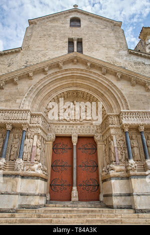 Die schöne Architektur der Eingangstür der Kirche St. Trophime. Der Eingang der Kirche St-Trophime in Arles, Provence, Frankreich Stockfoto