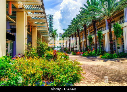 Grand Cayman, Cayman Islands, Aug 2018, dem Paseo in Camana Bay ein modernes waterfront Stadt in der Karibik Stockfoto