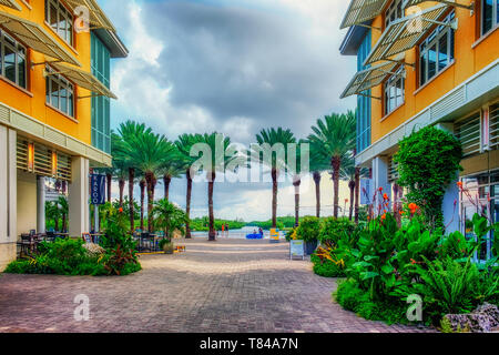 Grand Cayman, Cayman Islands, Aug 2018, dem Paseo in Camana Bay ein modernes waterfront Stadt in der Karibik Stockfoto