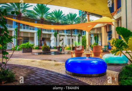 Grand Cayman, Cayman Islands, Aug 2018, einer Fußgängerzone an einem regnerischen Tag in Camana Bay ein modernes waterfront Stadt in der Karibik Stockfoto