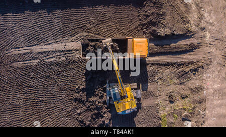 Top down Sicht auf ein Bagger- und Lkw-Arbeiten Stockfoto