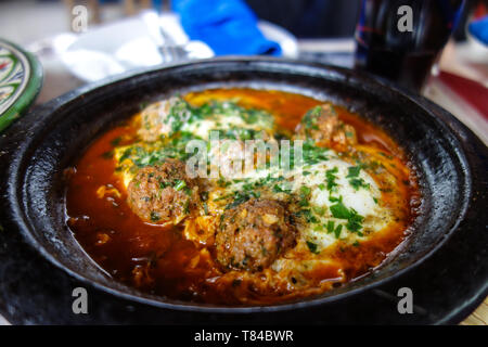 Kefta kofta Tajine, Tagine, marokkanische Küche, Lamm, Frikadellen mit Eier in einem Restaurant in Marrakesch, Marokko serviert. Stockfoto