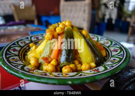 Gemüse Tajine mit Couscous, Erbsen, Zucchini und Karotten in einem Restaurant in Marrakesch, Marokko serviert. Stockfoto