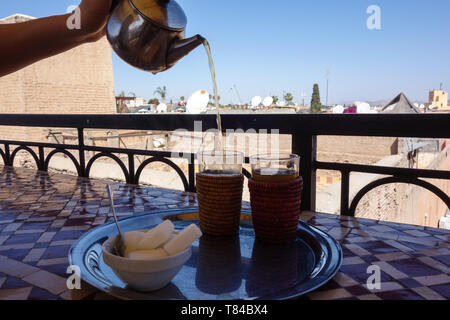 Die traditionellen marokkanischen Pfefferminztee mit Süßigkeiten in einem Cafe in Marrakesch, Marokko serviert. Stockfoto