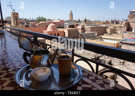 Die traditionellen marokkanischen Pfefferminztee mit Süßigkeiten in einem Cafe in Marrakesch, Marokko serviert. Stockfoto