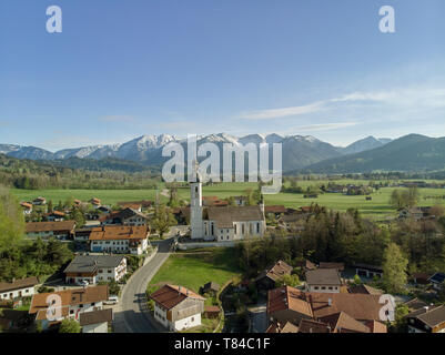 Luftbild des bayerischen Dorf in einer wunderschönen Landschaft mit Alpen und blauer Himmel Stockfoto