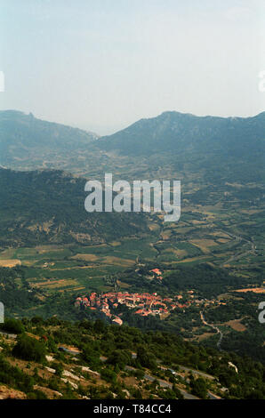 Quéribus unten im Tal unten Château de Quéribus, Aude, Royal, Frankreich Stockfoto