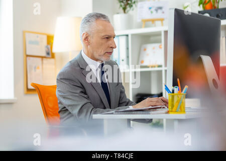 Schwere Smart Office worker Umgang mit seinen Aufgaben Stockfoto