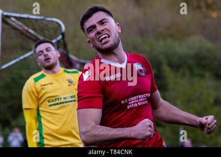 Trefelin BGC verdienen Förderung von Welsh Football League Division 3 mit einem 5-1 Sieg über Ynysygerwn auf Ynys Park am 10. Mai 2019. Stockfoto