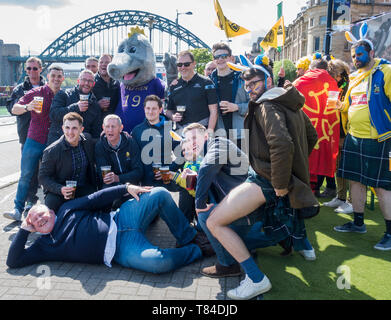 Newcastle upon Tyne, Großbritannien. 10. Mai 2019. Eine freundliche Atmosphäre in der Fanzone Dorf am Kai, wie Tausende von französischen, irischen und englischen Rugby Fans steigen auf Newcastle für die 2019 European Rugby Champions Cup Finale. Französische Vereine ASM Clermont Auvergne und La Rochelle wetteifert das Challenge Cup Finale am 10. Mai (19.45 Uhr) beim Irish Club Leinster und Londoner Club Sarazenen Wettbewerb wird die Champions Cup am Samstag, 11. Mai (5.pm). Beide Endrunden werden an 52.000 Kapazität St. James' Park gespielt werden. Credit: Alan Dawson/Alamy leben Nachrichten Stockfoto