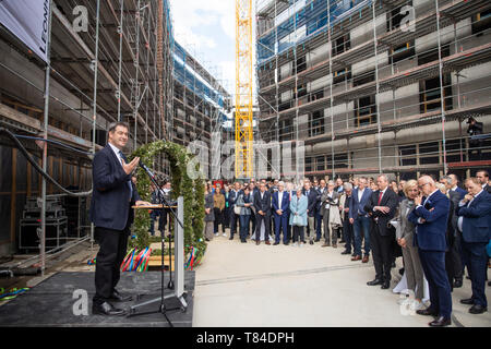 Nürnberg, Deutschland. 10. Mai, 2019. Markus Söder (CSU, l), Ministerpräsident von Bayern, spricht beim Richtfest für den Augustinerhof mit der Zweigstelle des Deutschen Museums vor dem Richtfest - Krone. Credit: Daniel Karmann/dpa/Alamy leben Nachrichten Stockfoto