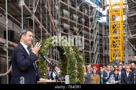 Nürnberg, Deutschland. 10. Mai, 2019. Markus Söder (CSU, l), Ministerpräsident von Bayern, spricht beim Richtfest für den Augustinerhof mit der Zweigstelle des Deutschen Museums vor dem Richtfest - Krone. Credit: Daniel Karmann/dpa/Alamy leben Nachrichten Stockfoto