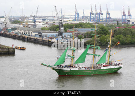 Hamburg, Deutschland. 10. Mai, 2019. Das Segelschiff Alexander von Humboldt II Segeln auf der Elbe während der Eintrag Parade der Hafen Geburtstag. Die 830 Hamburger Hafen Geburtstag hat begonnen. Die Hamburger auf den 7. Mai 1189 als der Geburtstag von Ihrem Hafen - zu dieser Zeit die Bürger von Hamburg wurden gewährt zollfreien Zugang für ihre Schiffe auf der Elbe von der Stadt an die Nordsee. Es ist die weltweit grösste Hafenfest betrachtet. Credit: Bodo Marks/dpa/Alamy leben Nachrichten Stockfoto