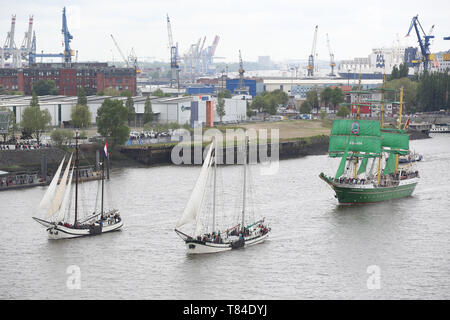 Hamburg, Deutschland. 10. Mai, 2019. Das Segelschiff Alexander von Humboldt II (r) und andere segelschiffe Segeln auf der Elbe während der Eintrag Parade der Hafen Geburtstag. Die 830 Hamburger Hafen Geburtstag hat begonnen. Die Hamburger auf den 7. Mai 1189 als der Geburtstag von Ihrem Hafen - zu dieser Zeit die Bürger von Hamburg wurden gewährt zollfreien Zugang für ihre Schiffe auf der Elbe von der Stadt an die Nordsee. Es ist die weltweit grösste Hafenfest betrachtet. Credit: Bodo Marks/dpa/Alamy leben Nachrichten Stockfoto