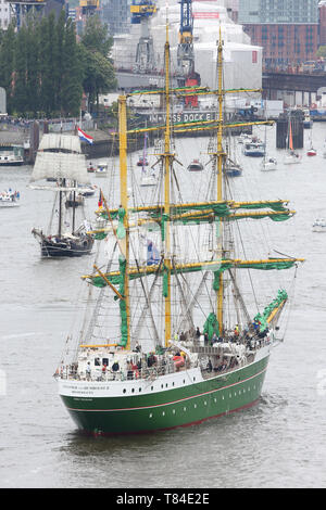 Hamburg, Deutschland. 10. Mai, 2019. Das Segelschiff Alexander von Humboldt II Segeln auf der Elbe während der Eintrag Parade der Hafen Geburtstag. Die 830 Hamburger Hafen Geburtstag hat begonnen. Die Hamburger auf den 7. Mai 1189 als der Geburtstag von Ihrem Hafen - zu dieser Zeit die Bürger von Hamburg wurden gewährt zollfreien Zugang für ihre Schiffe auf der Elbe von der Stadt an die Nordsee. Es ist die weltweit grösste Hafenfest betrachtet. Credit: Bodo Marks/dpa/Alamy leben Nachrichten Stockfoto