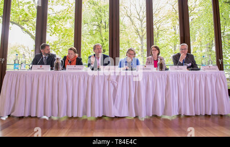 10 Mai 2019, Hamburg: Olaf liegt (SPD, l-r), Umweltminister von Niedersachsen, Ursula Heinen-Esser (CDU), Umweltministerin von Nordrhein-westfalen, Jens Kerstan (Bündnis 90/Die Grünen), Umwelt Senator Hamburg, Svenja Schulze (SPD), Bundesumweltminister, Priska Hinz (Bündnis 90/Die Grünen), Umweltminister des Landes Hessen und Thomas Griese (Bündnis 90/Die Grünen), Staatssekretär im Ministerium für Umwelt in Rheinland-Pfalz, wird auf einer Pressekonferenz sprechen nach der Konferenz der Umweltminister und -senatoren. Foto: Daniel Reinhardt/dpa Stockfoto