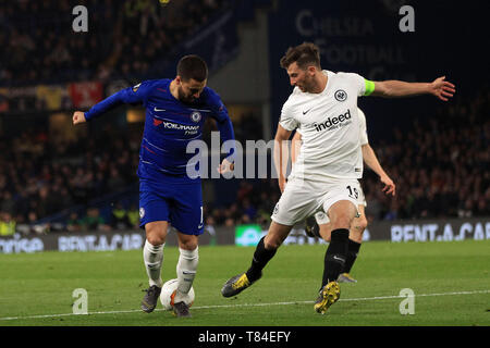 London, Großbritannien. 9. Mai 2019. Eden Hazard von Chelsea (L), die in Aktion mit David Abraham von Eintracht Frankfurt (R). Chelsea v Eintracht Frankfurt an der Stamford Bridge in London am Donnerstag, 9. Mai 2019. Dieses Bild dürfen nur für redaktionelle Zwecke verwendet werden. Nur die redaktionelle Nutzung, eine Lizenz für die gewerbliche Nutzung erforderlich. Keine Verwendung in Wetten, Spiele oder einer einzelnen Verein/Liga/player Publikationen. pic von Steffan Bowen Credit: Andrew Orchard sport Fotografie/Alamy leben Nachrichten Stockfoto