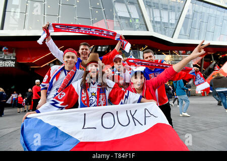 Bratislava, Slowakei. 10. Mai, 2019. Tschechische Fans posieren für die Fotografen vor dem Spiel gegen Schweden bei der WM in Bratislava, Slowakei, 10. Mai 2019. Quelle: Vit Simanek/CTK Photo/Alamy leben Nachrichten Stockfoto