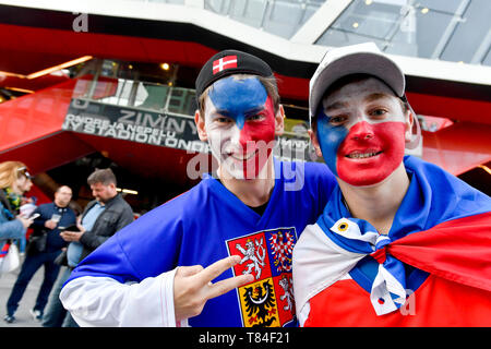 Bratislava, Slowakei. 10. Mai, 2019. Tschechische Fans posieren für die Fotografen vor dem Spiel gegen Schweden bei der WM in Bratislava, Slowakei, 10. Mai 2019. Quelle: Vit Simanek/CTK Photo/Alamy leben Nachrichten Stockfoto