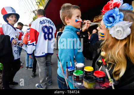 Bratislava, Slowakei. 10. Mai, 2019. Tschechische Fans posieren für die Fotografen vor dem Spiel gegen Schweden bei der WM in Bratislava, Slowakei, 10. Mai 2019. Quelle: Vit Simanek/CTK Photo/Alamy leben Nachrichten Stockfoto