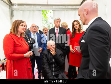 Hamburg, Deutschland. 10. Mai, 2019. Senator für Umwelt Katharina Fegebank (Grün, l), Präsident des Deutschen Bundestages Dr. Wolfgang Schäubl (M), Vorsitzender des Aufsichtsrats der Otto Group Michael Otto, Moderator Julia-Niharika Sen und Astronaut Alexander Gerst sprechen, bevor die Feier des 100. Jahrestages der Errichtung der Universität Hamburg. Credit: Ulrich Perrey/dpa/Alamy leben Nachrichten Stockfoto