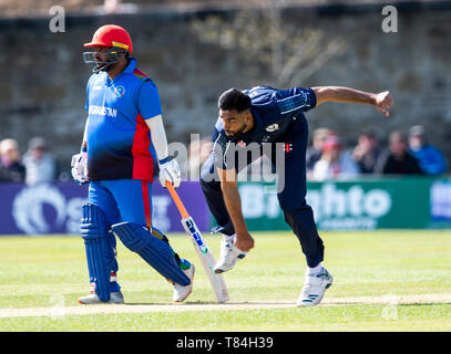 Das Grange, Edinburgh, Midlothian, Großbritannien. 10. Mai 2019. Schottland v Afghanistan ODI. Bild zeigt: Schottlands Safyaan Sharif, Schalen während des zweiten Innings in Schottland zu Afghanistan in einer eintägigen internationalen im The Grange, Edinburgh Credit: Ian Jacobs/Alamy Live News Stockfoto