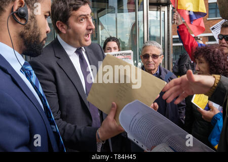 London, Großbritannien. 10. Mai 2019. Ein Offizier des Systemstatus ist der Brief von der Demonstranten vor dem Guardian für ein Ende seiner Lügen über die Situation in Venezuela und verspricht, es zu liefern. Die Demonstranten sagen, die Probleme des Landes weitgehend durch die US-Sanktionen und die britischen Medien, insbesondere der Wächter, veröffentlicht die Propaganda für die US-unterstützten Putsch im Land gegen die demokratisch gewählte Führung der venezolanischen Regierung unter Präsident Nicolas Maduro und die Bolivarische Revolution Sozialismus und Unabhängigkeit in Lateinamerika zu bauen, anstatt die Berichterstattung der f Stockfoto