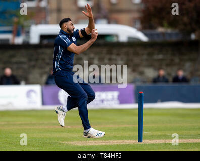 Das Grange, Edinburgh, Midlothian, Großbritannien. 10. Mai 2019. Schottland v Afghanistan ODI. Bild zeigt: Schottlands Safyaan Sharif, Schalen während des zweiten Innings in Schottland zu Afghanistan in einer eintägigen internationalen im The Grange, Edinburgh Credit: Ian Jacobs/Alamy Live News Stockfoto