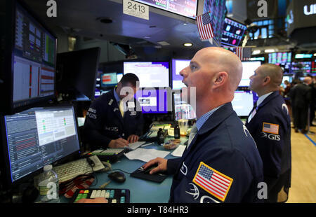 New York, USA. 10. Mai, 2019. Händler an der New York Stock Exchange in New York, USA, 10. Mai 2019. Us-Aktien höher geschlossen am Freitag. Der Dow Jones Industrial Average erhöhte 114.01 Punkte oder 0,44 Prozent auf 25,942.37. Der S&P 500 um 10,68 Punkte oder 0,37 Prozent auf 2,881.40. Der Nasdaq Composite Index war bis 6,35 Punkte oder 0,08 Prozent auf 7,916.94. Credit: Wang Ying/Xinhua/Alamy leben Nachrichten Stockfoto